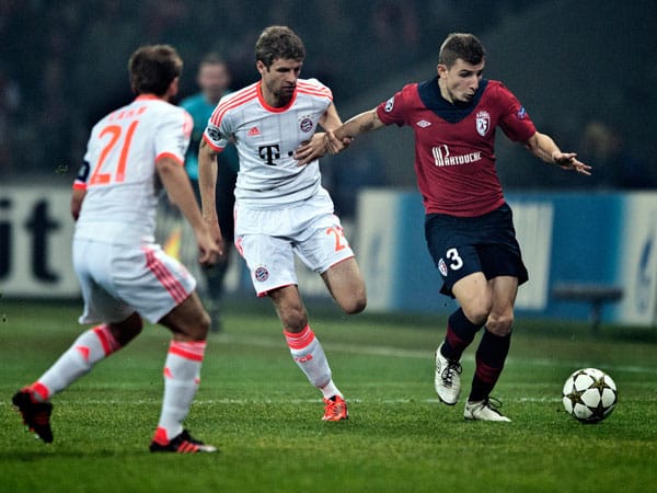 Philipp Lahm (li.) und Thomas Müller (Mitte) gegen Lille-Profi Lucas Digne.