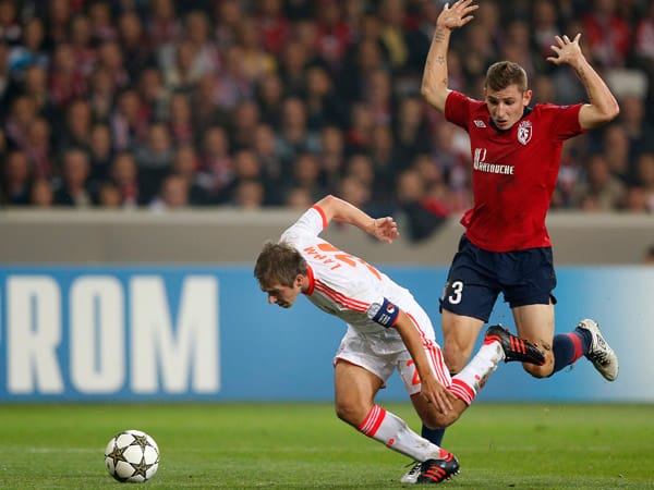 Bayerns Philipp Lahm (li.) gegen Lilles Lucas Digne.
