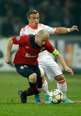 Bayerns Xherdan Shaqiri (re.) gegen Lilles Florent Balmont.