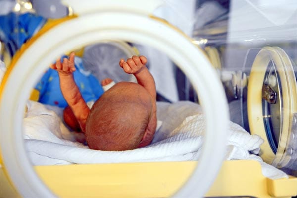 Einer der Säuglinge war daran bereits am 5. Oktober gestorben, sieben weitere hatten sich infiziert. Später schwebt ein weiteres Baby in Lebensgefahr, kann aber gerettet werden.