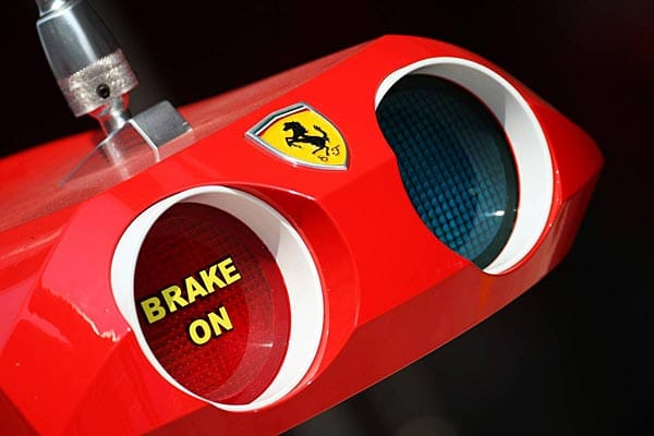 Noch ist sie nicht in Funktion, doch schon bald wird diese Ampel den Ferrari-Piloten beim Boxenstopp anzeigen, was zu tun ist.