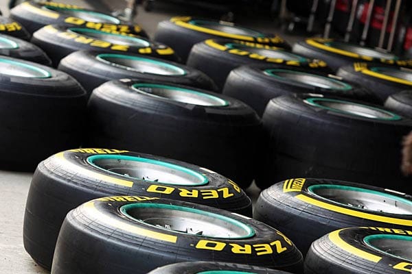 Fein säuberlich aufgereiht liegen sie da, die Pirelli-Reifen für den Großen Preis von Indien.
