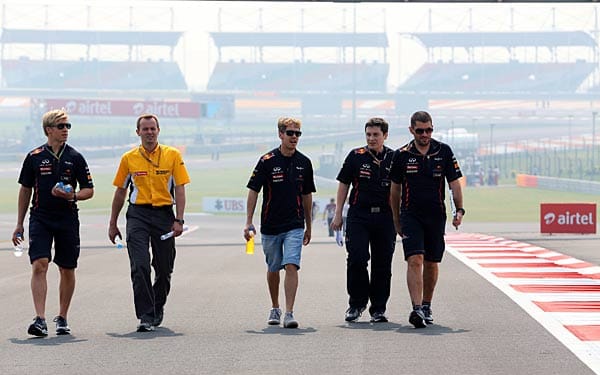 Doppel-Weltmeister Sebastian Vettel macht sich mit seiner Crew ein erstes Bild von der indischen Strecke.