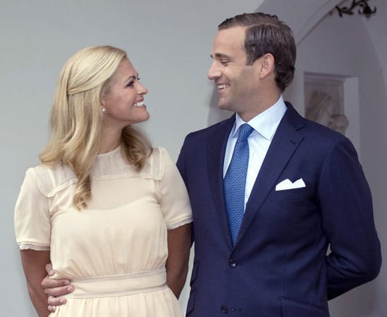 Im August 2009 strahlte sie noch neben Jonas Bergström, mit dem sie sich verlobt hatte. Doch bereits im April 2010 gab der schwedische Königshof die Auflösung der Verlobung bekannt, nachdem aufflog, dass Bergström Madeleine betrogen hatte.
