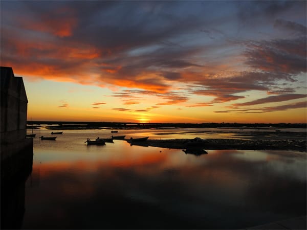Algarve: Sonnenuntergang im Hafen von Faro.