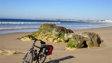 Algarve: Fahrrad am Strand.