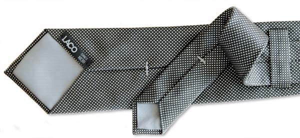 Von klassischen Krawatten bis hin zu ausgefalleneren Mustern und Farben hat die Produktpalette viel zu bieten.