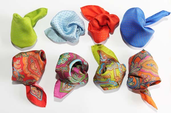 Die handgefertigten Krawatten und Tücher mit verschiedenen Mustern gibt es ab rund 50 Euro.