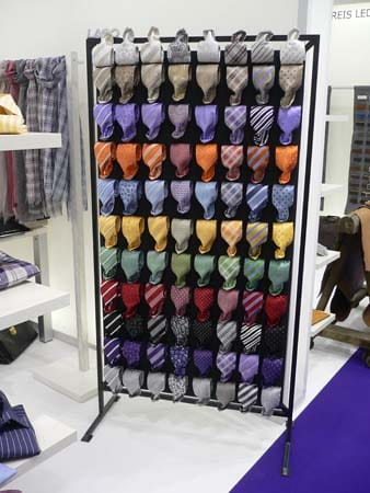 Neben den Krawatten, Schleifen und Schals umfasst das Angebot auch Pochettes, Einstecktücher und Kummerbunde aus Seide.