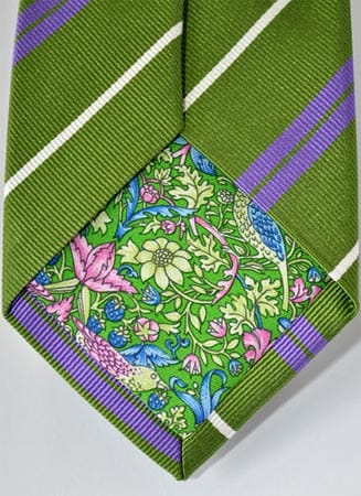 Mit Liebe zum Detail werden die Krawatten verarbeitet.