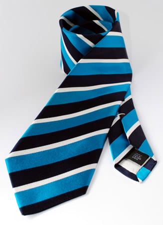 Die gestreifte Krawatte in türkis/blau kostet 59,90 Euro.
