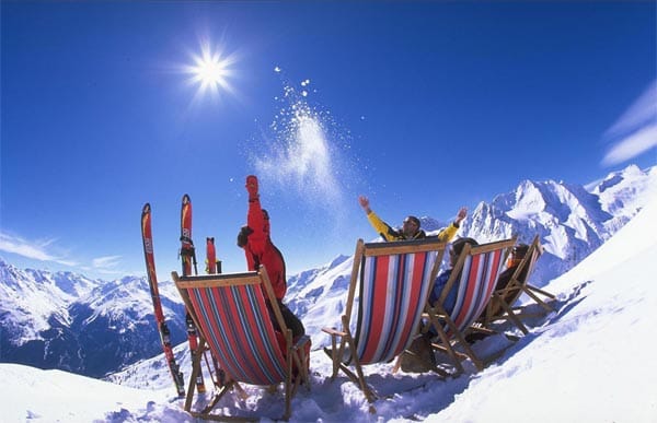 Skifahrer sonnen sich in Liegestühlen in Sölden im Ötztal.