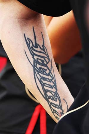 Wem gehört wohl dieses markante Tattoo? Logo, wo Iceman draufsteht, ist auch Iceman drin: Kimi Räikkönen.