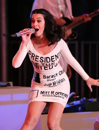 In diesem sexy Latex-Kleid mit einem Wahlzettel als Motiv, hat US-Sängerin Katy Perry rund zwei Wochen vor den US-Präsidentschaftswahlen 2012 für Obama geworben. Auf dem Motiv war nur das Feld neben Obamas Namen und dem seines Vizepräsidenten Joe Biden ausgefüllt. Das Kästchen neben Obamas Gegner Mitt Romney war unausgefüllt.