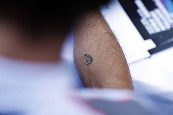 Und noch ein nettes Tattoo. Wer trägt diesen Knopf auf dem Unterarm? Richtig - Jenson (Knopf) Button.