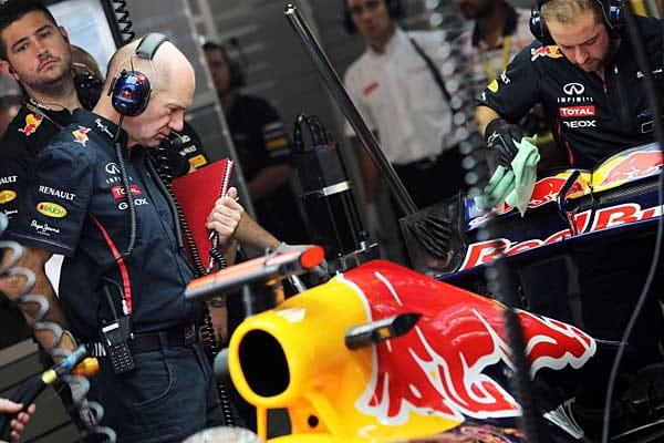 Red-Bull-Chefdesigner Adrian Newey begutachtet sein Meisterwerk.