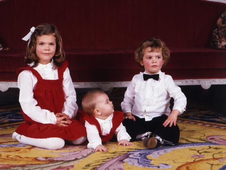 Victoria mit ihren beiden Geschwistern im Dezember 1982.