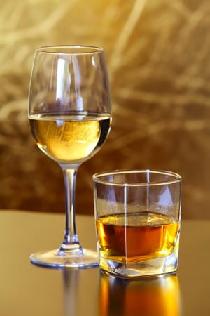 Hauptsächlich unterscheidet man zwischen zwei Arten von Whisky-Gläsern. Für alle Single Malt-Genießer gilt das "Nosing"-Glas als das perfekte Whiskyglas. Der "Tumbler" eignet sich besonders für die Whisky-Liebhaber, die ihr Lieblingsgetränk "auf Eis" trinken.