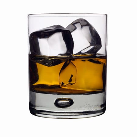Durch die recht dicken Wände des "Tumblers" wird der Whisky im Glas kaum durch die Hände erwärmt und so schmilzt das Eis sehr viel langsamer.