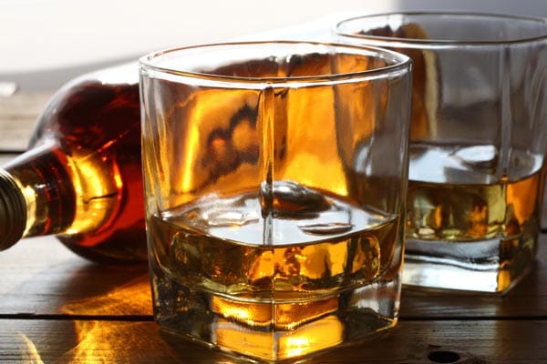 Bourbon oder Blends trinken Whisky-Kenner am Liebsten aus dem "Tumbler"-Glas das in verschiedenen Größen existiert.