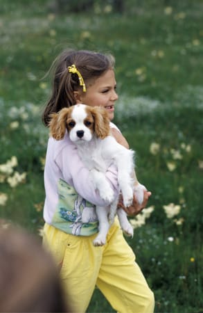Stolz trägt Victoria im Jahr 1984 den Familienhund herum.