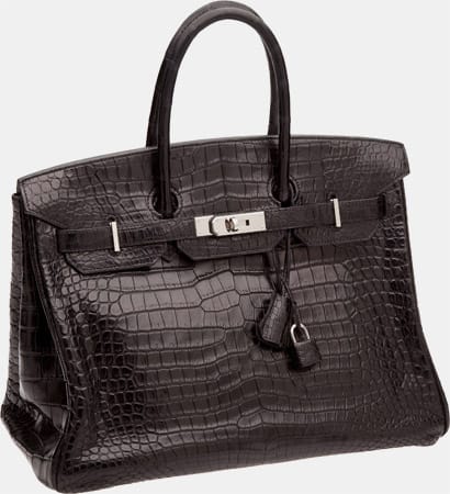 Die Strategie von Hermès zahlt sich aus: Die "Birkin Bag" ist trotz des Mindestpreises von 5000 Euro weiter gefragt, für eine Version aus Alligator-Leder werden schon mal 25.000 Euro bezahlt. Merke: Wartezeiten für exklusive Produkte steigern die Begehrlichkeit – selbst bei Stars, die normalerweise alles sofort bekommen.