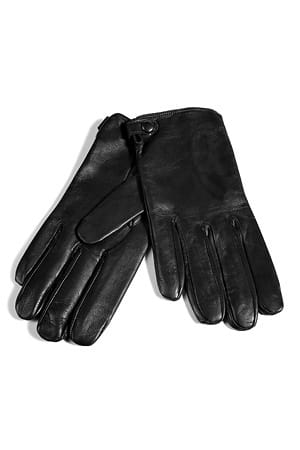 Die schwarzen Handschuhe aus feinem Lammleder (von Jil Sander um 270 Euro) sind herrlich schlicht und deshalb so elegant und sophisticated.