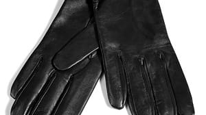 Die schwarzen Handschuhe aus feinem Lammleder (von Jil Sander um 270 Euro) sind herrlich schlicht und deshalb so elegant und sophisticated.