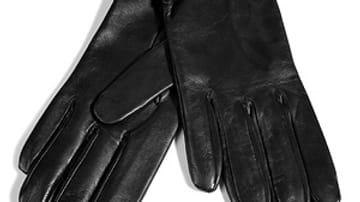 Die schwarzen Handschuhe aus feinem Lammleder (von Jil Sander um 270 Euro) sind herrlich schlicht und deshalb so elegant und sophisticated.
