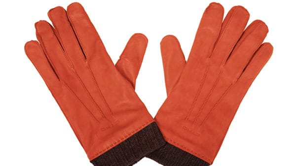 In diesem Winter darf es eine Portion Farbe mehr sein: Die bunten Lederhandschuhe von ETRO (um 225 Euro) sind aus zartem Schafsleder gefertigt und mit einem gestrickten Wollfutter gefüttert.