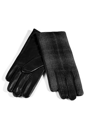 Die schicken schwarzen Handschuhe von Paul Smith (über Stylebop um 200 Euro) überzeugen durch die dekorativ karierte Wolloberfläche.