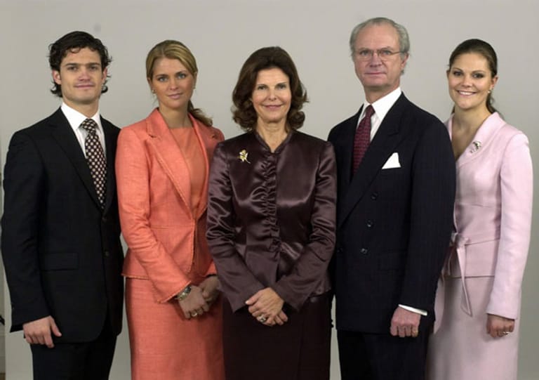 Die schwedische Königsfamilie posiert im Jahr 2003 für ein gemeinsames Foto.