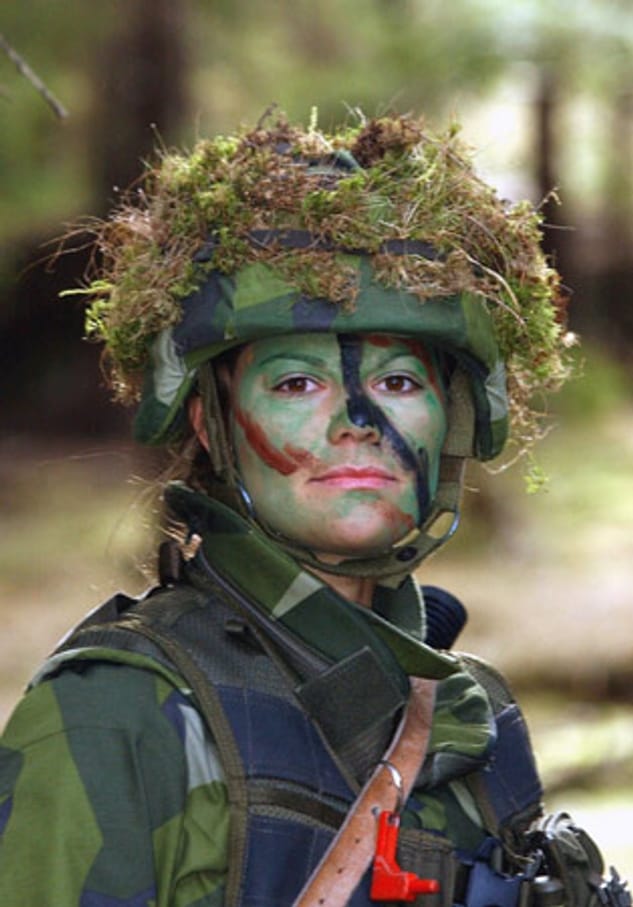 2003 nahm Victoria an einem dreiwöchigen Grundausbildung beim Militär teil.