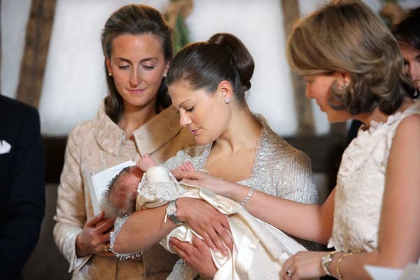 Liebevoll hält Victoria ihr Patenkind Eleonore von Belgien bei deren Taufe im Juni 2008.
