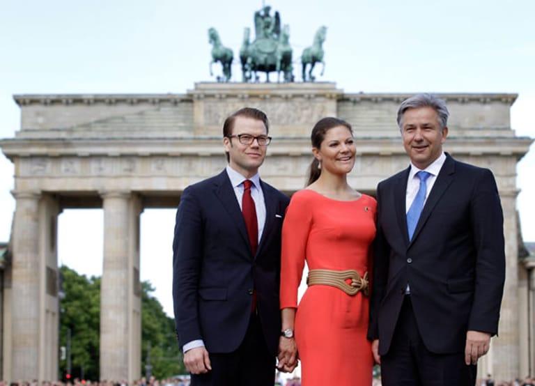 Im Mai 2011 besuchte das Paar Berlin und strahlte mit Berlins regierendem Bürgermeister Klaus Wowereit um die Wette.
