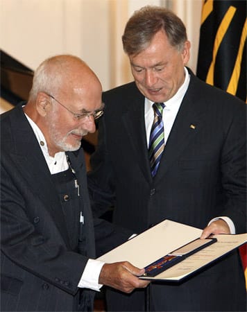 Lustigs erfolgreiche Wissensvermittlung an Kinder wurde 2007 mit dem Bundesverdienstkreuz gewürdigt. Das Foto zeigt ihn zusammen mit dem ehemaligen Bundespräsidenten Horst Köhler bei der Verleihung.