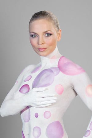 Boxweltmeisterin Regina Halmich zeigt, bemalt mit einem Bodypainting, in einer Kampagne der Organisation "Pink Ribbon" Handgriffe zur Brustkrebsfrüherkennung.