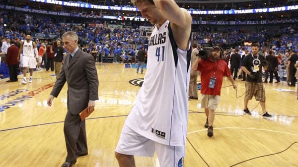 Die Dallas Mavericks gewannen 2011 die NBA-Meisterschaft und vor allem Dirk Nowitzki avancierte dabei zu ihrem absoluten Anführer. Nur ein Jahr später war für die Texaner bereits in der ersten Playoff-Runde schluss. Gegen die Oklahoma City Thunder schieden die Mavs sang- und klanglos aus (0:4). Nowitzki ist sichtlich mitgenommen.