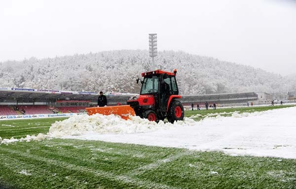 Mit einem Traktor musste der Platz vor der Partie Aue gegen Bochum von den Schneemassen befreit werden.