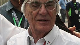 Formel-1-Boss Bernie Ecclestone mit einem traditionellen Turban. Der Brite feiert in Indien seinen 82. Geburtstag.