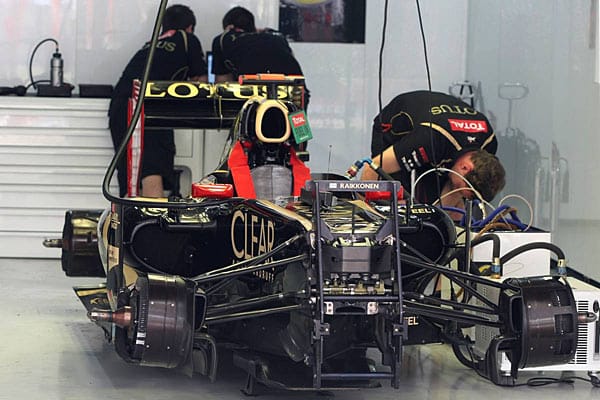 In den letzten Stunden vor dem GP von Indien schrauben die Lotus-Mechaniker noch fleißig am Boliden von Kimi Räikkönen.