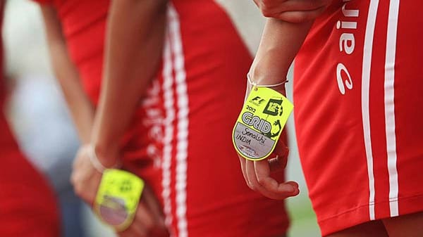 Bei der Formel 1 hat alles seine Ordnung. Sogar die Grid Girls werden mit schicken Armbändern gekennzeichnet.