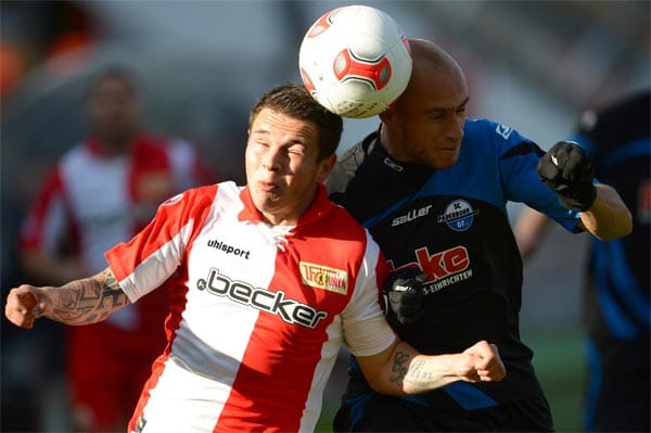 Auch im Spiel Union Berlin gegen den SC Paderborn kommt es zum Luftduell: Christopher Quiring (li.) und Paderborns Daniel Brückner.
