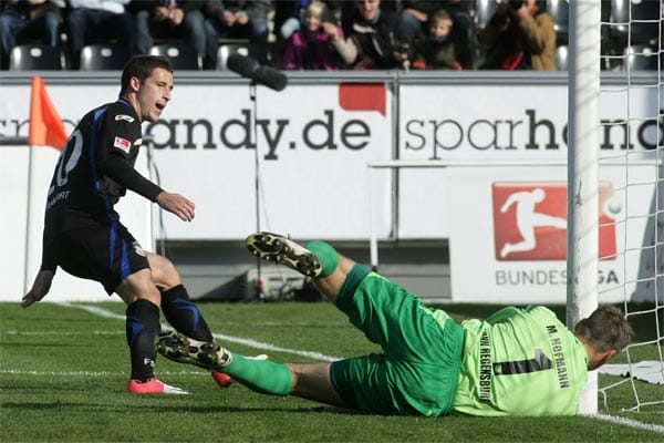 Mathew Leckie (li.) trifft zur 1:0-Führung für den FSV Frankfurt, Torwart Michael Hofmann liegt geschlagen am Boden.