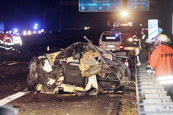 Horror-Crash auf der A5: Auto zerrissen; Lkw-Fahrer flüchtet Horror-Crash auf der A5: Auto zerrissen; Lkw-Fahrer flüchtet