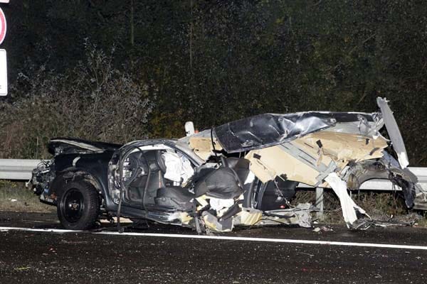 Horror-Crash auf der A5: Auto zerrissen; Lkw-Fahrer flüchtet Horror-Crash auf der A5: Auto zerrissen; Lkw-Fahrer flüchtet