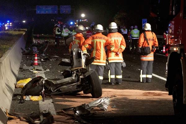 Horror-Crash auf der A5: Auto zerrissen; Lkw-Fahrer flüchtet Horror-Crash auf der A5: Auto zerrissen; Lkw-Fahrer flüchtet