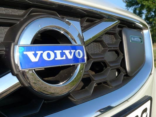 Aufgrund der Ethanol-Zusatzheizung, ist der Ladeanschluss des Volvos in der Kühlerfront.