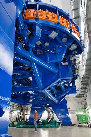 Blick dahinter: Die weltweit einmalige Konstruktion der Gantry ist aus Stahl, 670 Tonnen schwer, 25 Meter lang, 13 Meter im Durchmesser und drei Stockwerke hoch.