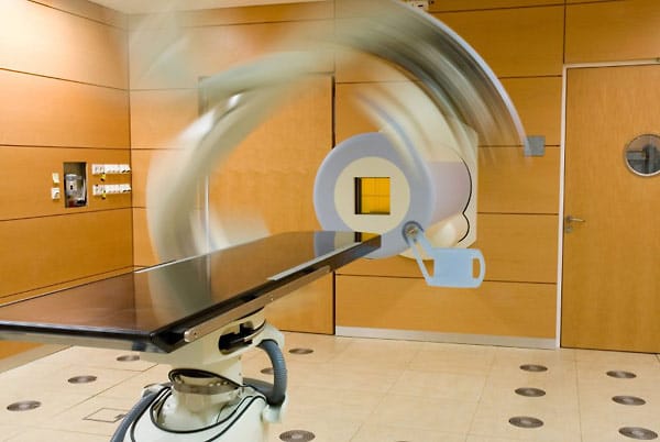 Bereits seit 2009 am HIT im Einsatz: horizontaler Behandlungsplatz mit robotergesteuertem Patiententisch und drehbarem Computertomografen.